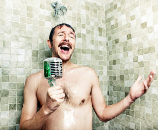 Mann unter der Dusche